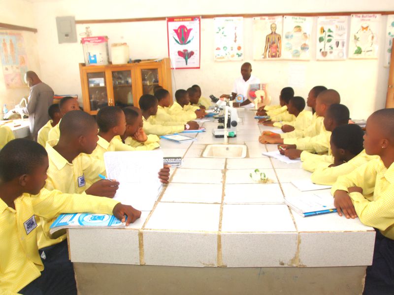 Students_in_Biology_Laboratory